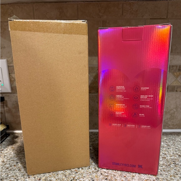 Stanley The Quencher H2.0 Flowstate Tumber in Berry Truffle w/ Box 40 Ounce - Picture 6 of 7